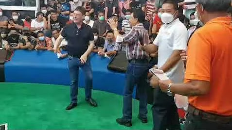 จิมมี่ไวท์ตื่นเต้นชมกีฬาตีไก่พร้อมชวนเพื่อนมาเมืองไทย